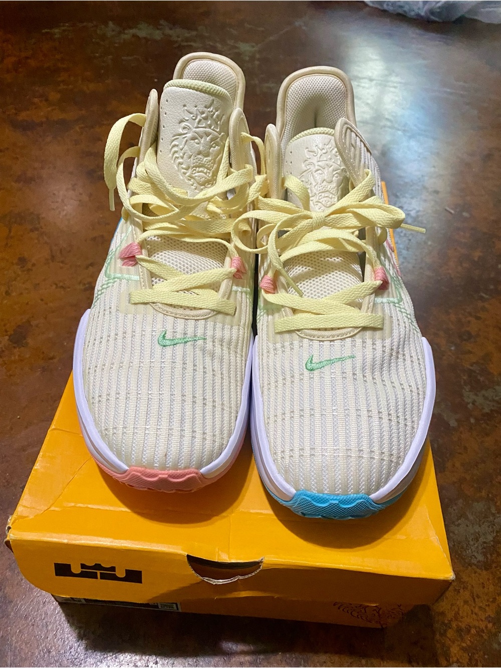 Nike Men's Low-Top Pastel Yellow Casual Sneakers